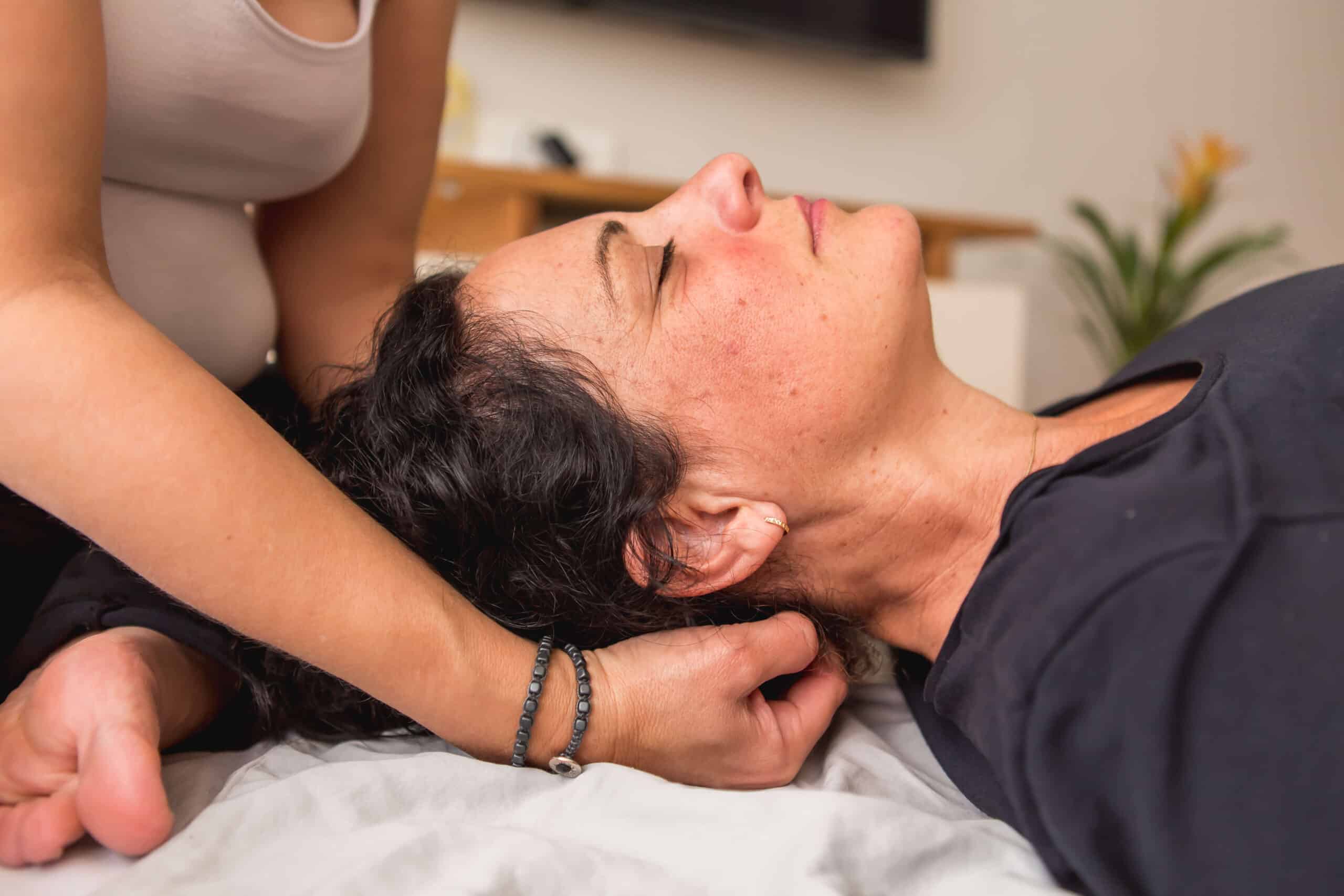 כשמישהו-מחזיק-לך-את-הראש-scaled-1