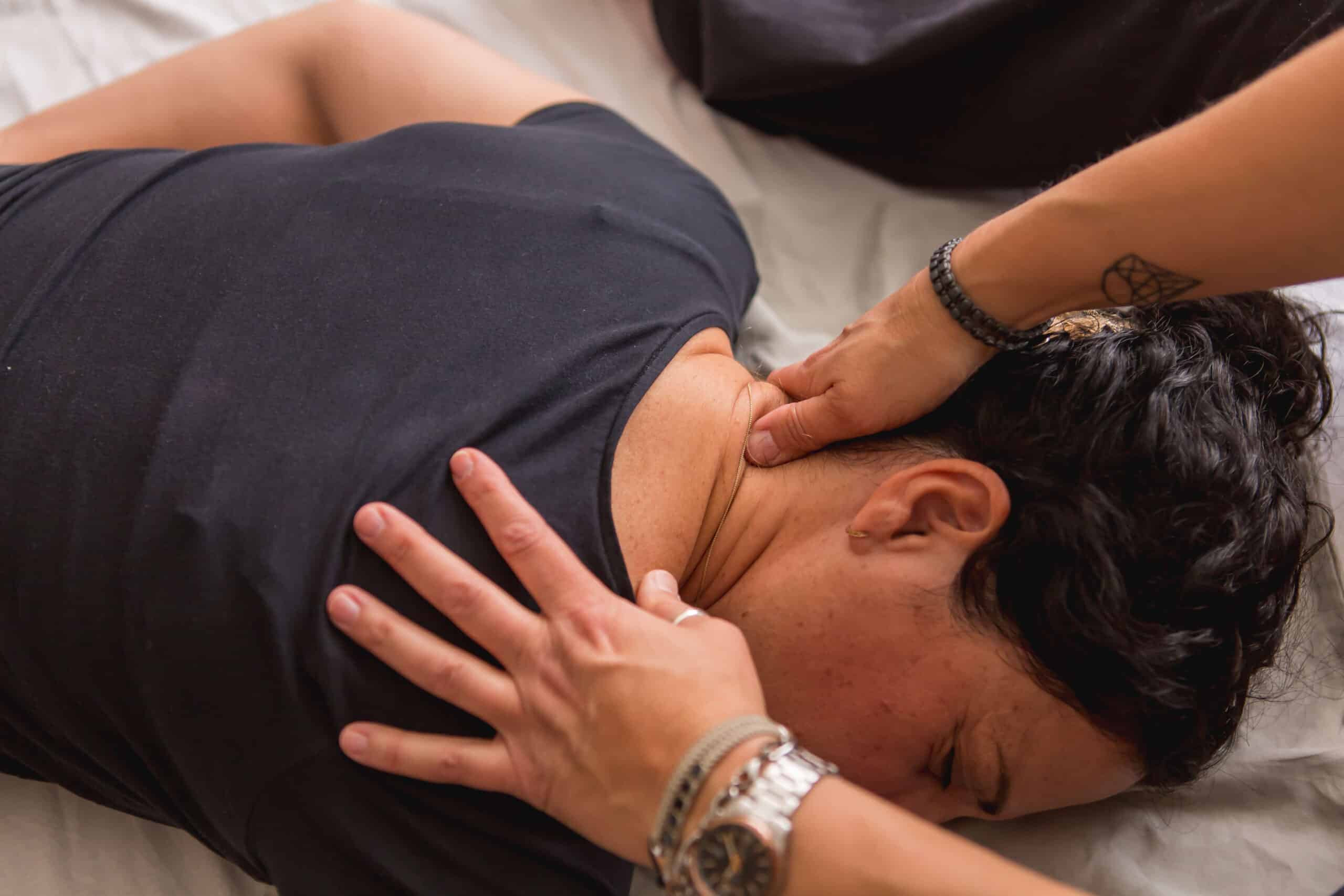 לחיצות-בצוואר-scaled-1