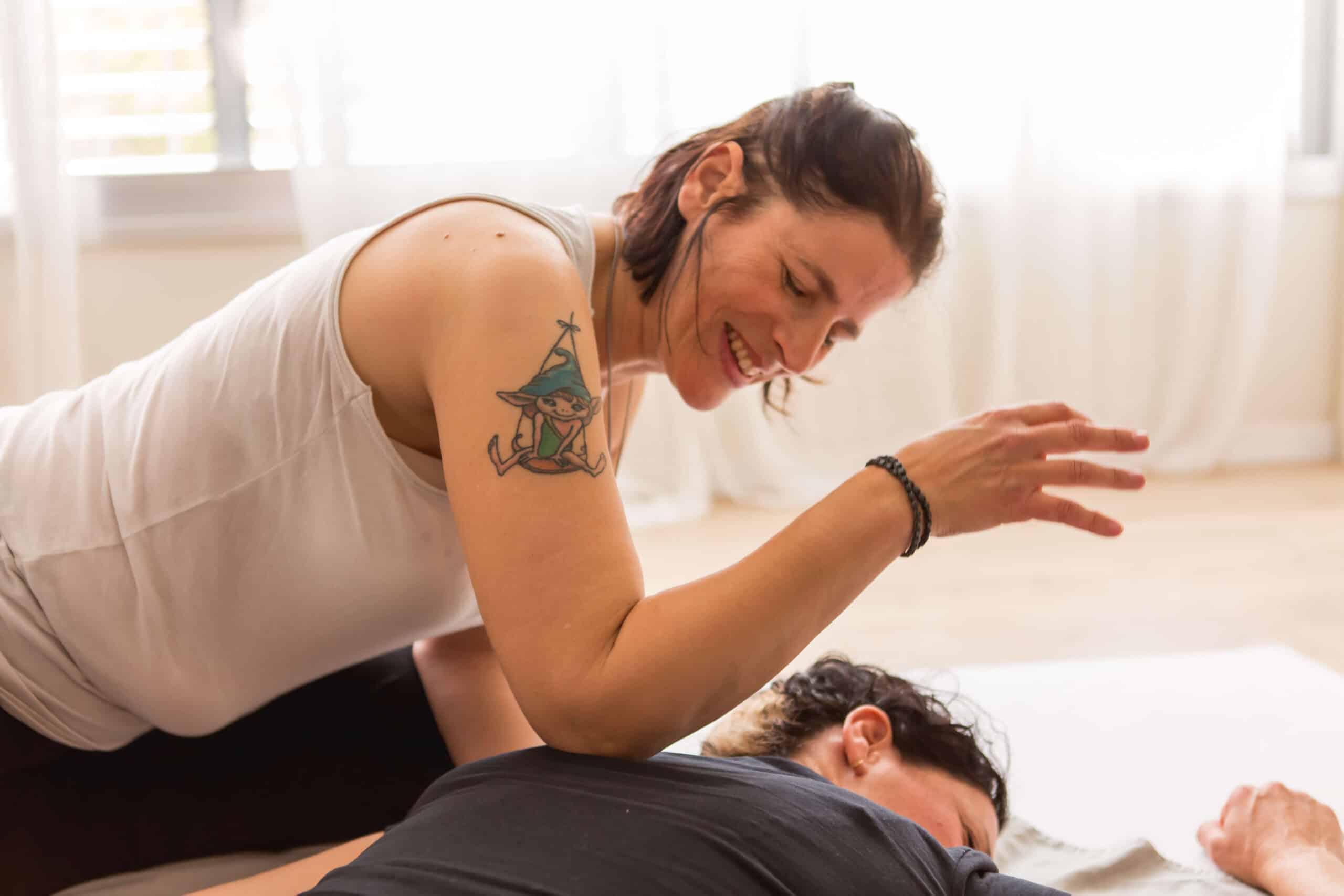 עבודה-עם-המרפק-על-השכמה-1-scaled-1